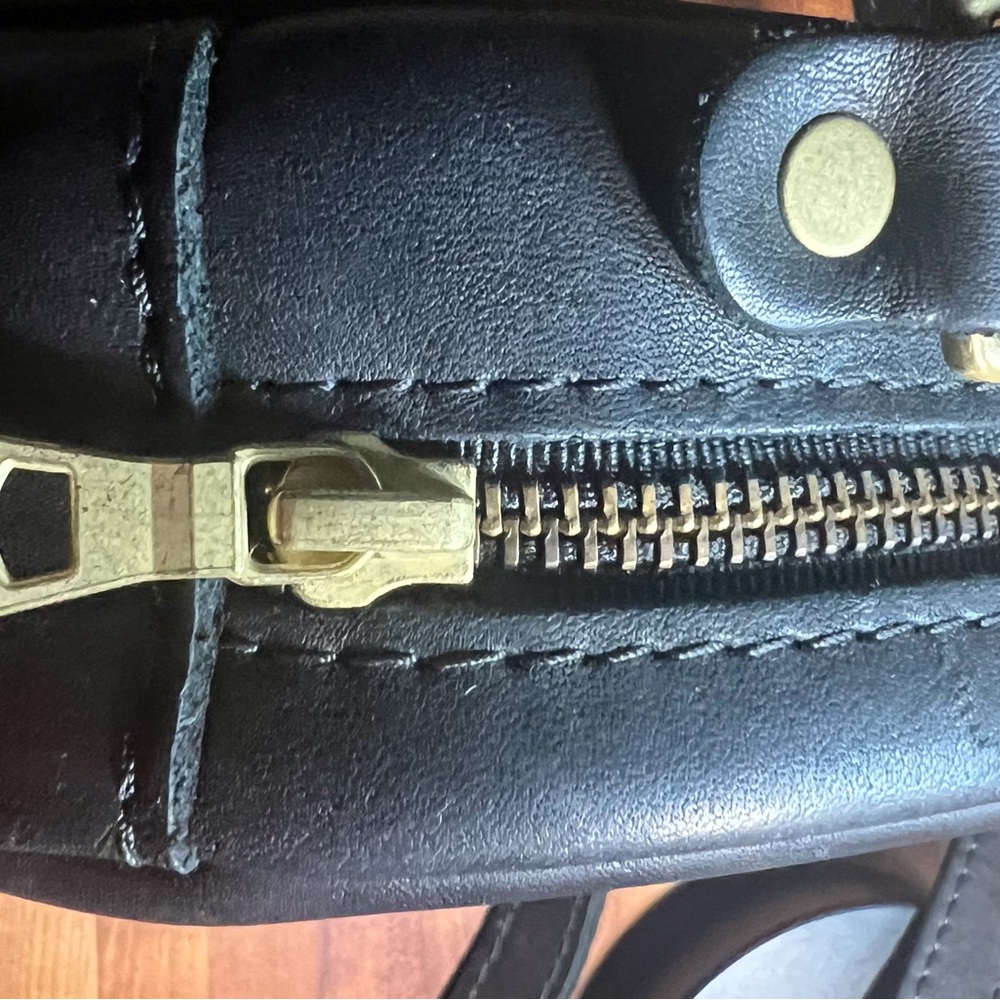 Portland Leather Goods,’Almost Perfect Circle’ Small 7”x3” leather Crossbody Bag - Picture 5 of 8